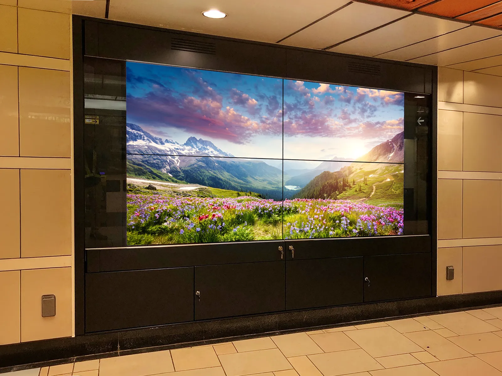 駅構内4面マルチデジタルサイネージ