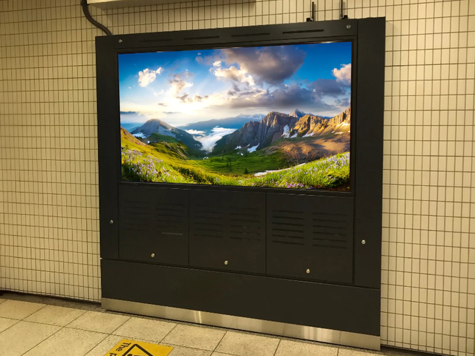 駅構内壁面設置80inchデジタルサイネージ