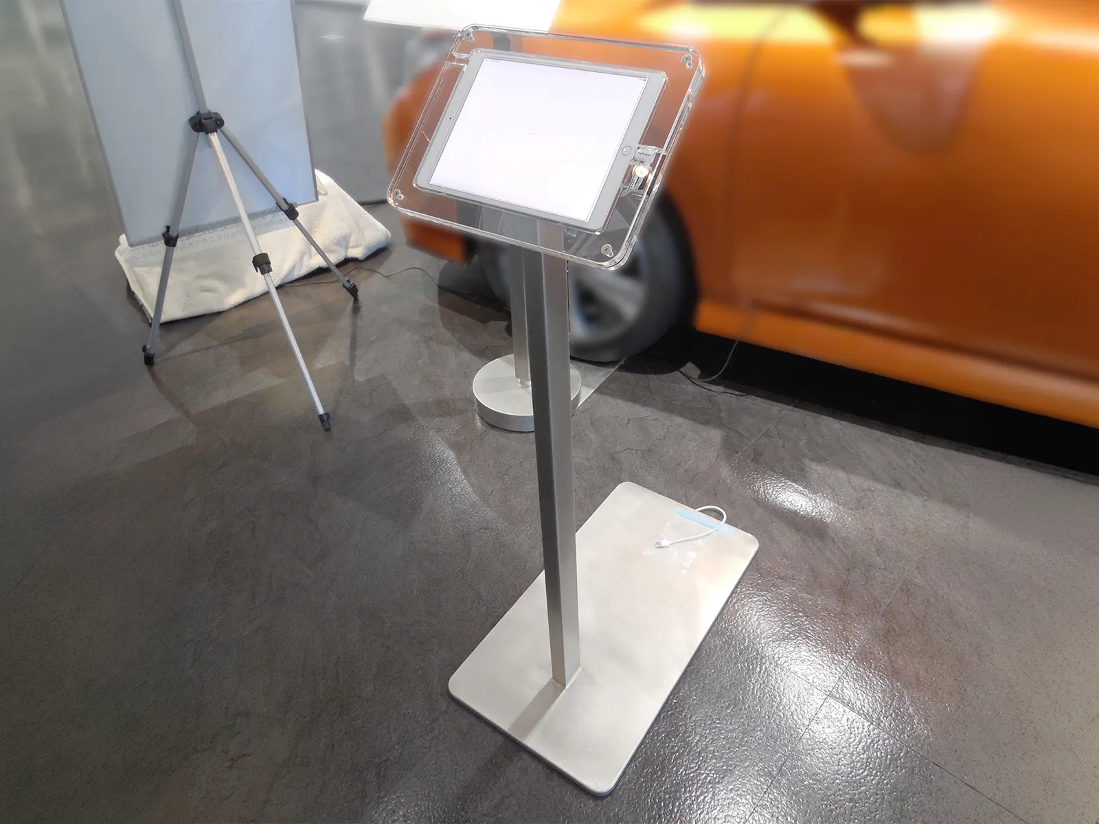 自動車メーカー様ショールーム向けタブレットスタンド