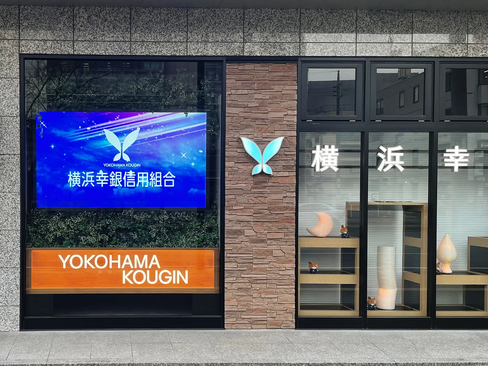 窓面デジタルサイネージ、サイン設置画像②