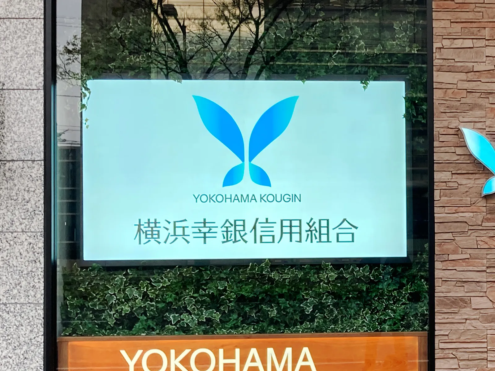 窓面デジタルサイネージ、サイン設置画像③