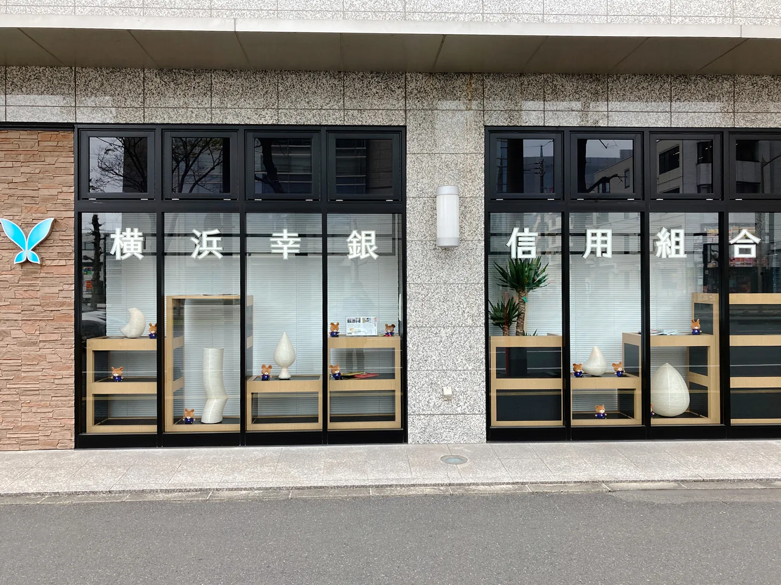 窓面デジタルサイネージ、サイン設置画像④