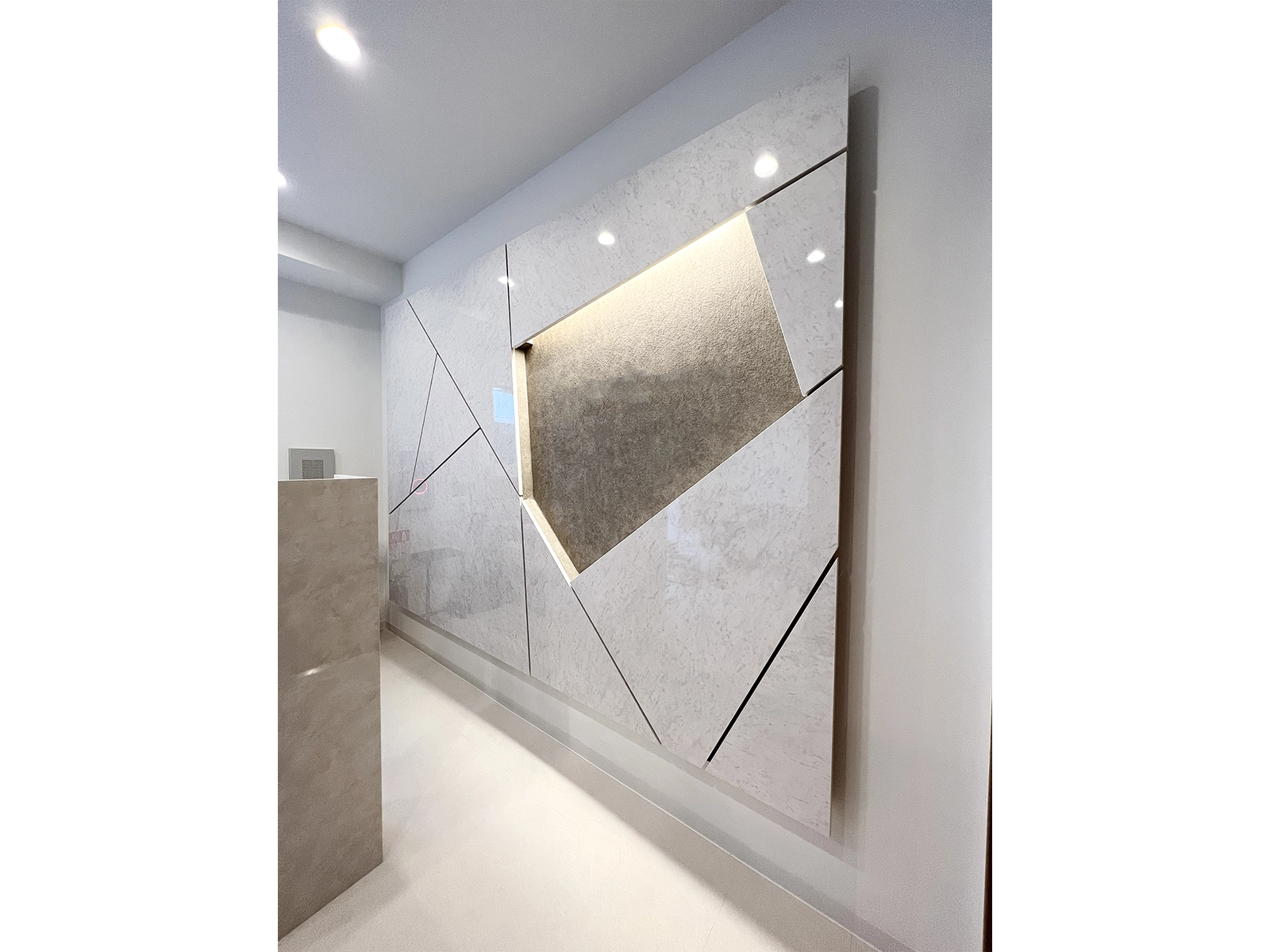 受付カウンター・壁面造作画像②