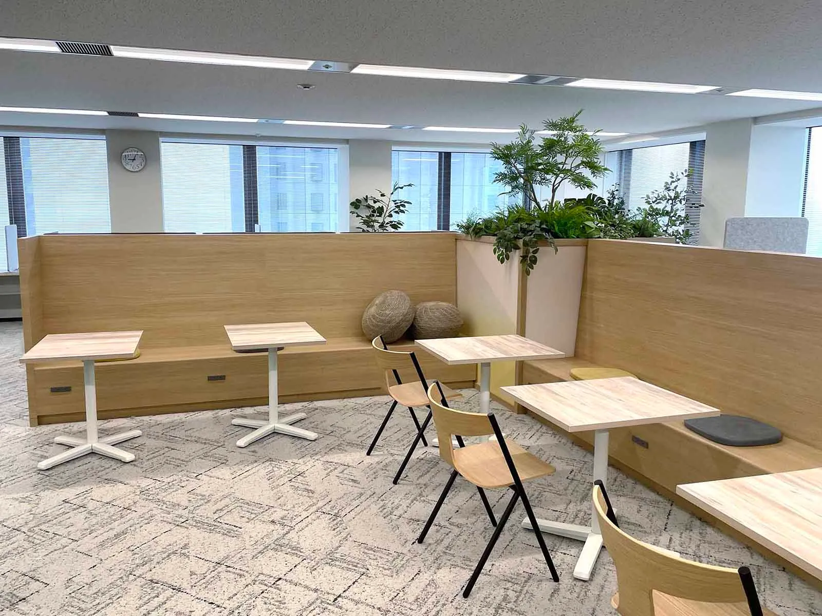 ソファカウンター／LEDサインパーテーション画像③