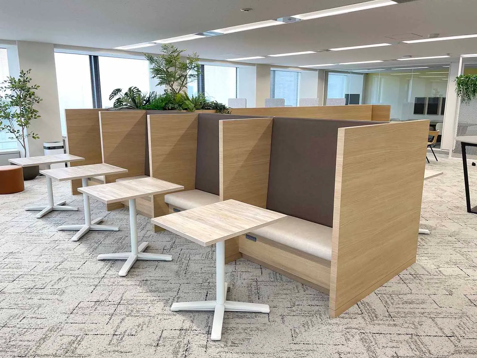 ソファカウンター／LEDサインパーテーション画像②