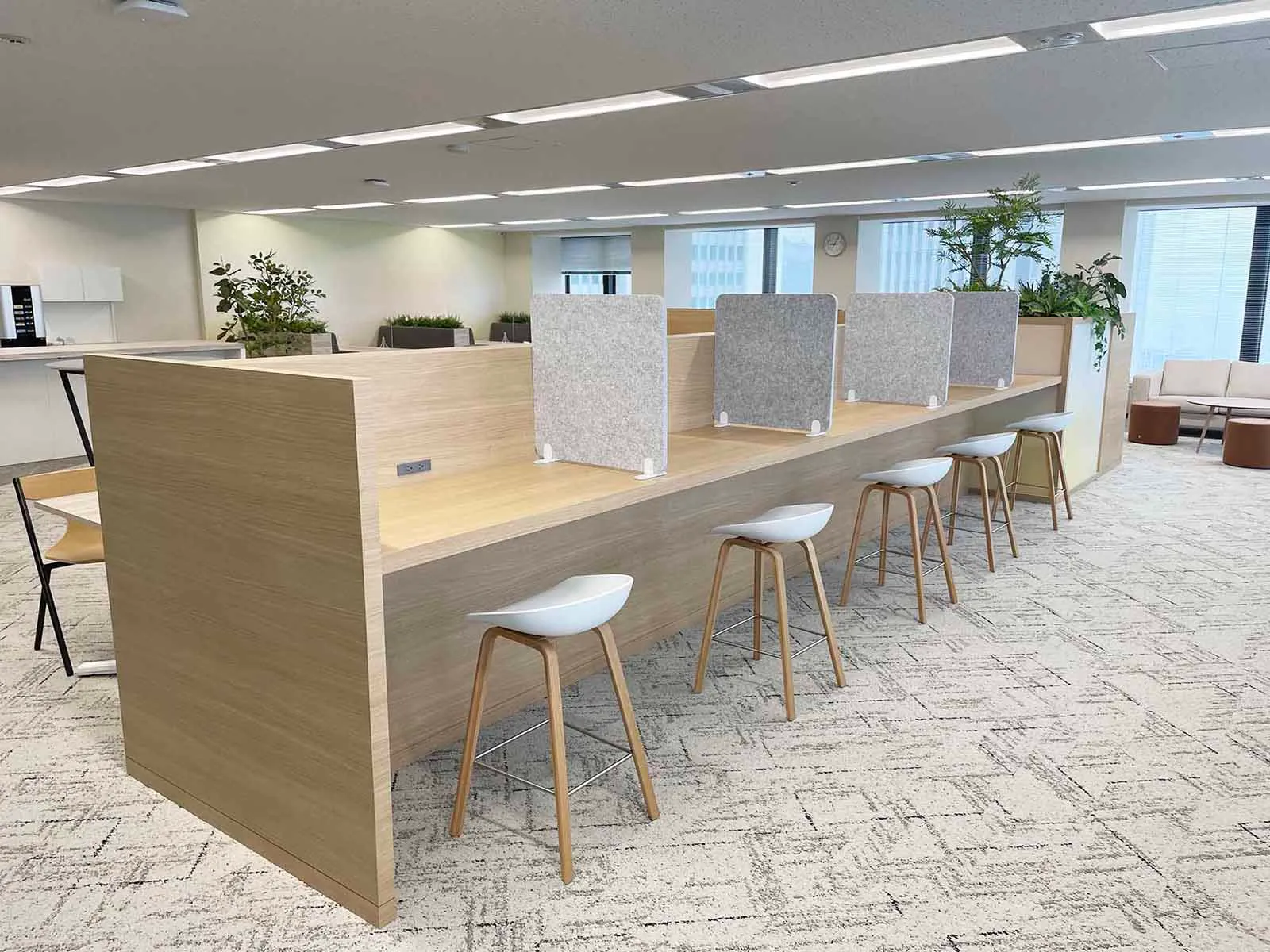 オフィス内ラウンジ　ソファカウンター／サイン付きパーテーション