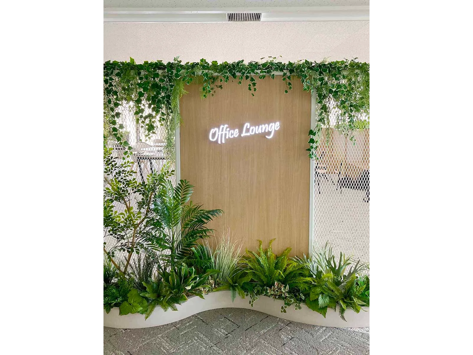 ソファカウンター／LEDサインパーテーション画像③