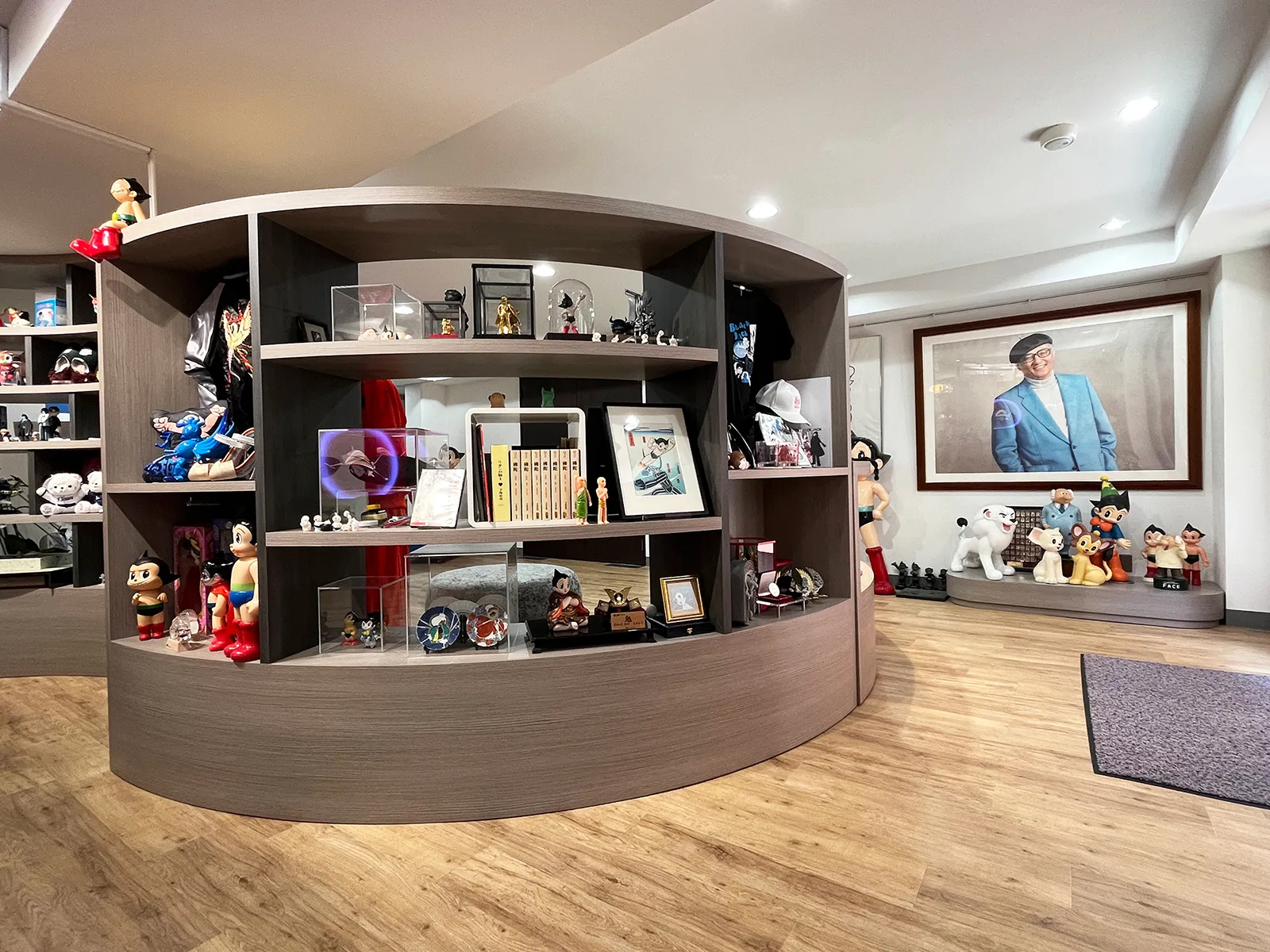 手塚プロダクション様 エントランス造作什器画像②