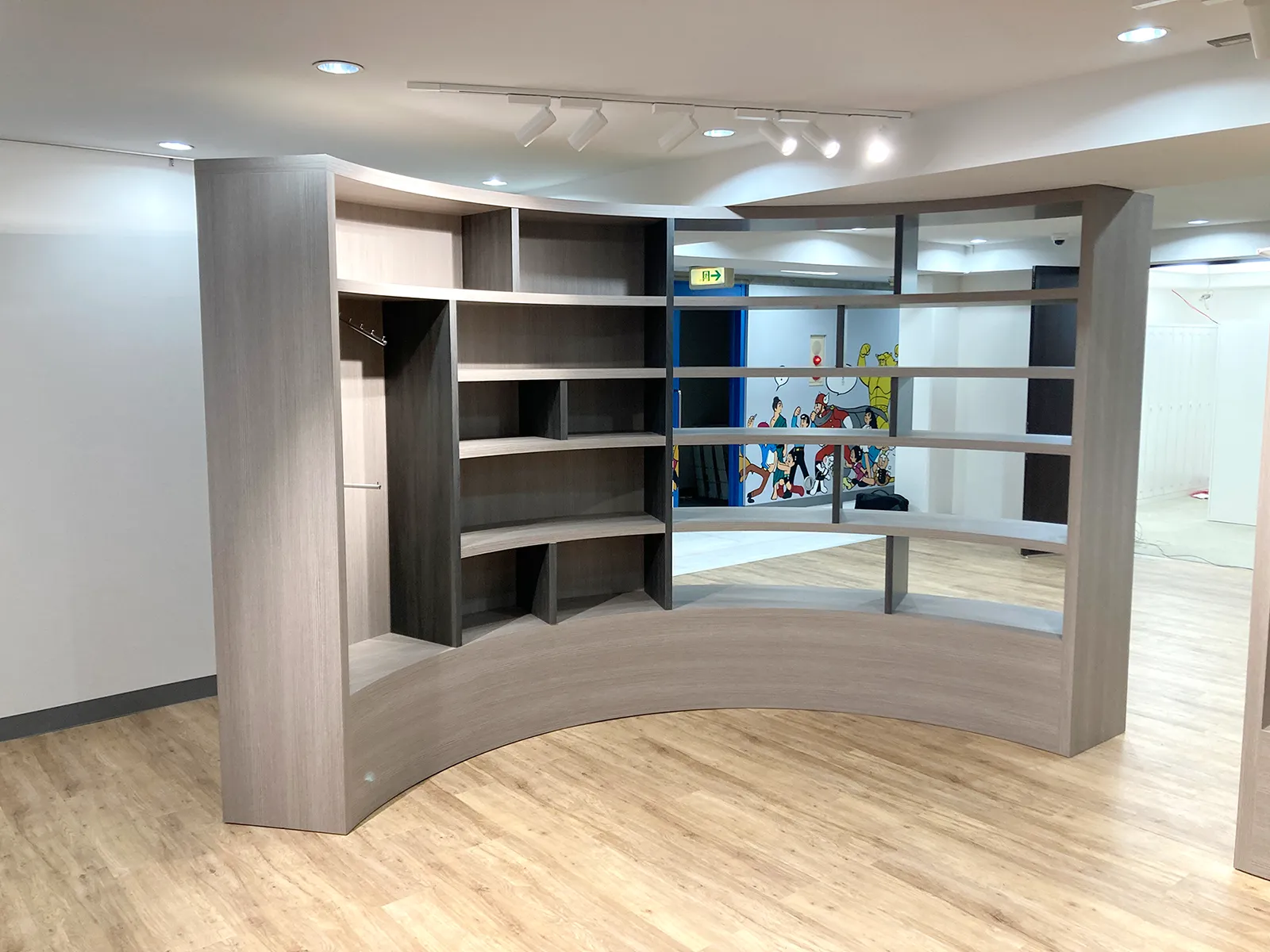 手塚プロダクション様 エントランス造作什器画像⑤