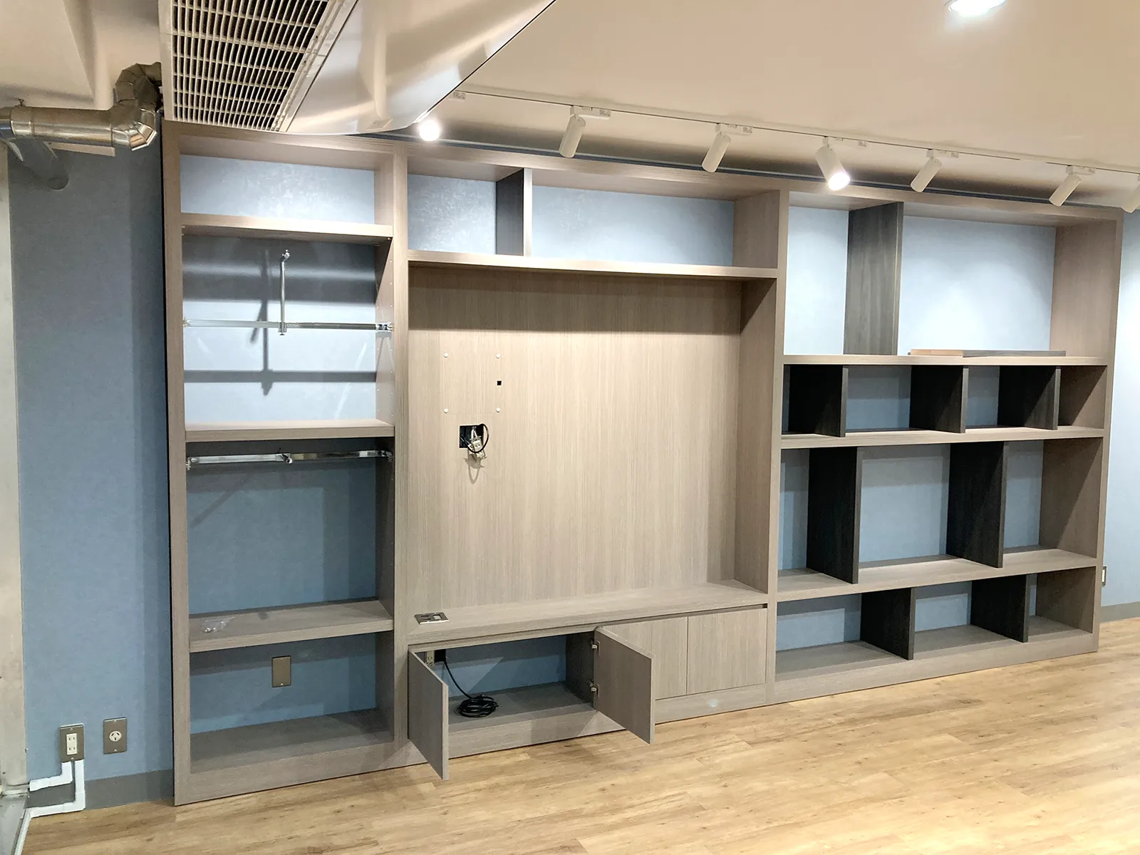 手塚プロダクション様 エントランス造作什器画像⑤