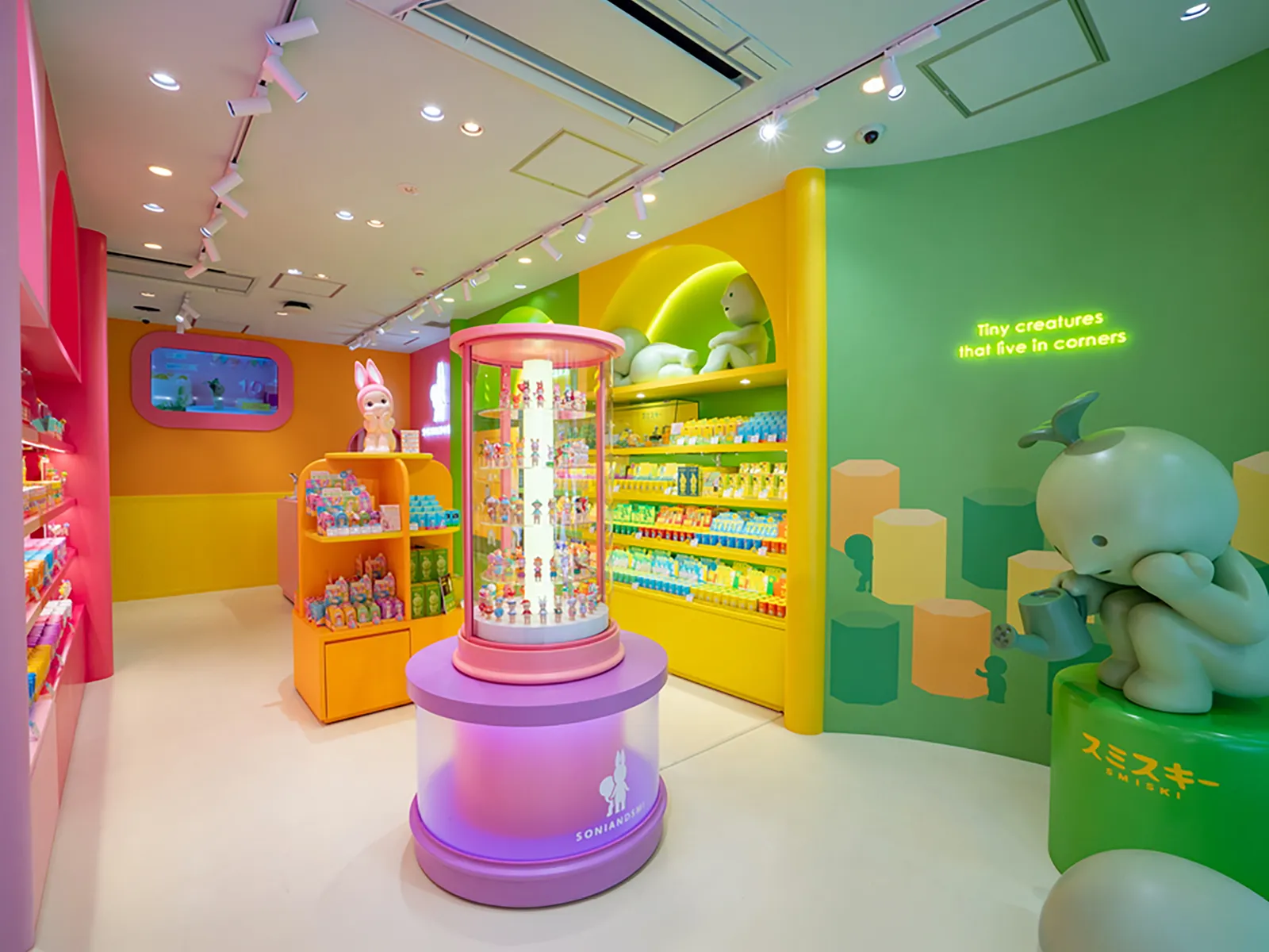 「SONIANDSMI」渋谷　キャラクターグッズショップの店内什器