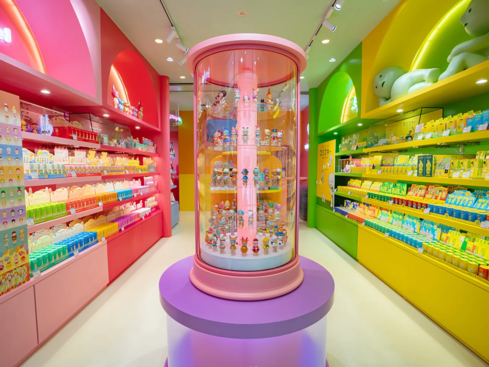 キャラクターグッズショップの店内什器画像②