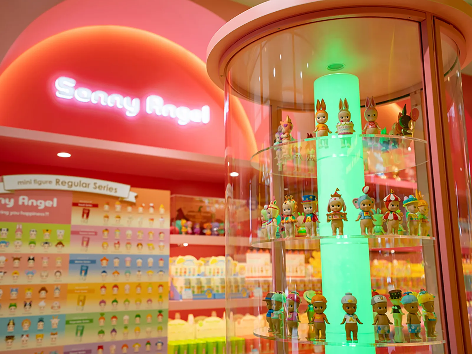 キャラクターグッズショップの店内什器画像③