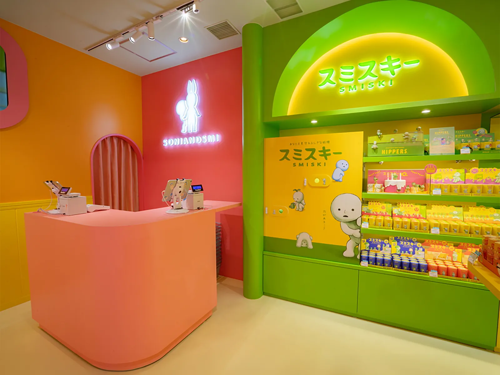 キャラクターグッズショップの店内什器画像④