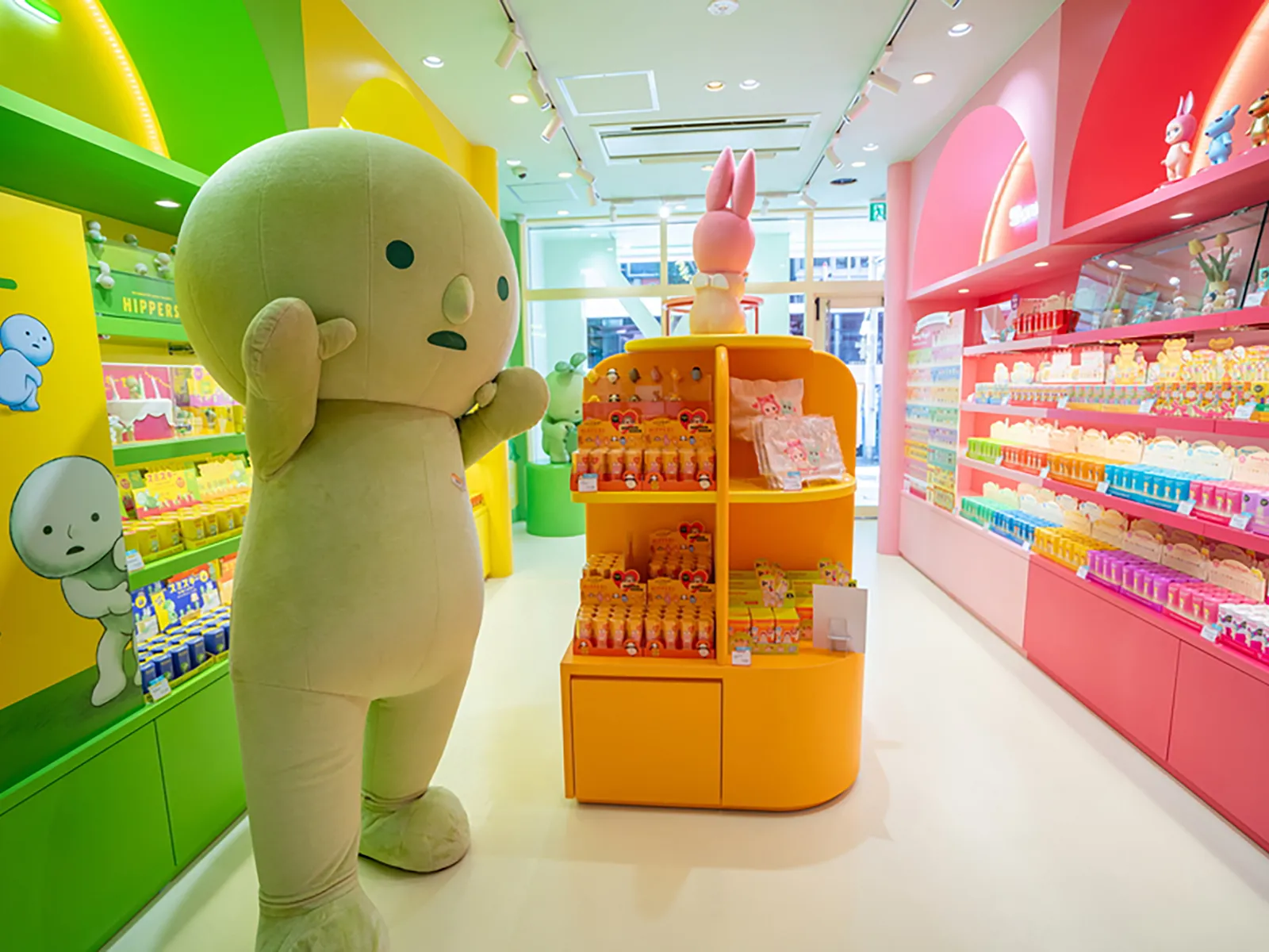 キャラクターグッズショップの店内什器画像⑤