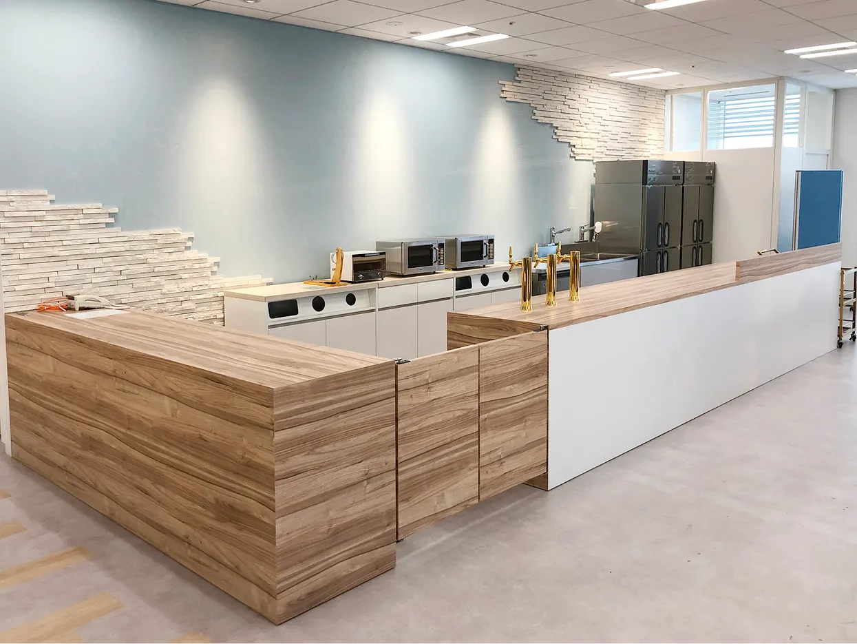 オフィス内社員食堂　木製カウンター