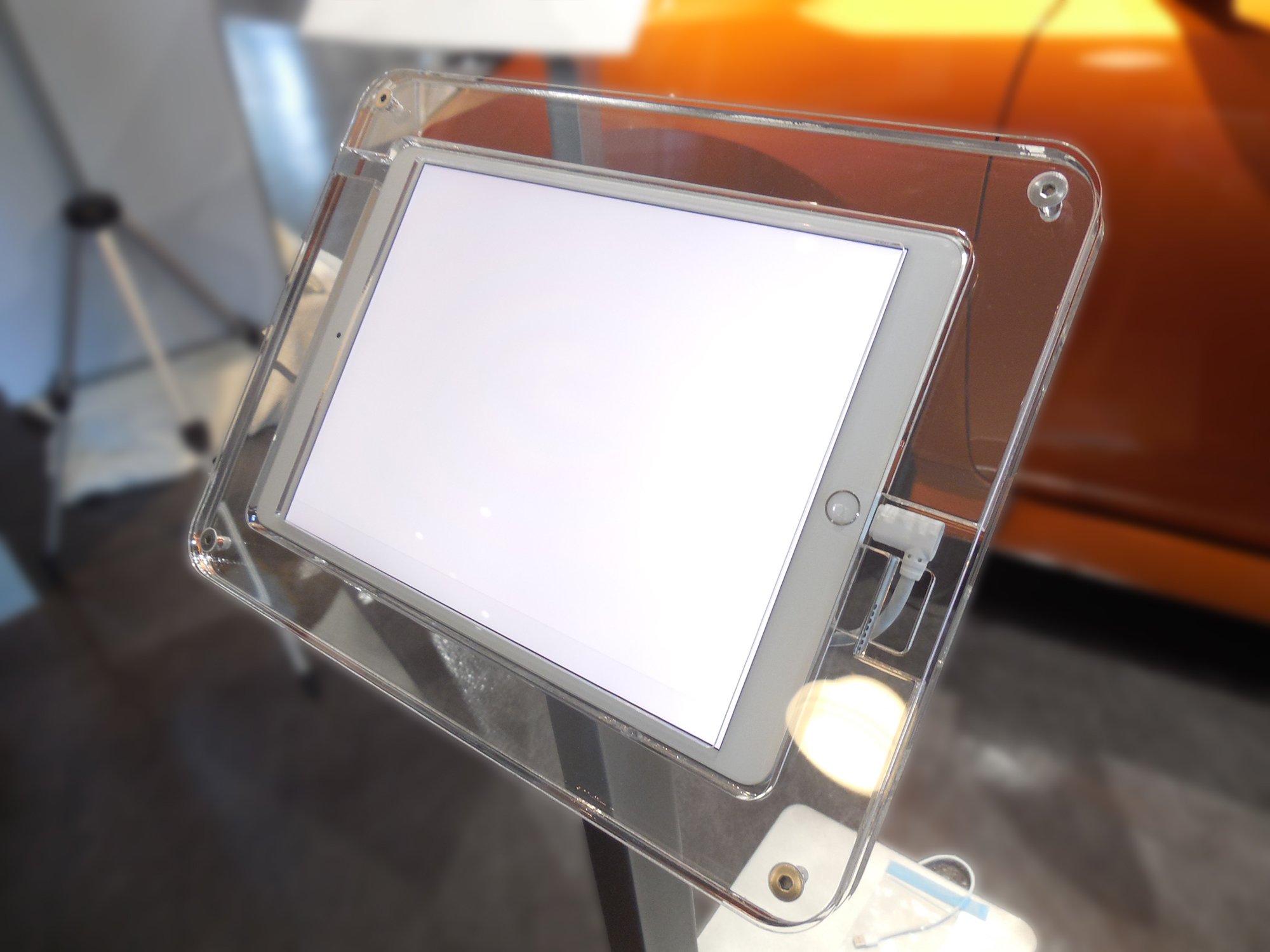 自動車メーカー様ショールーム向けタブレットスタンド